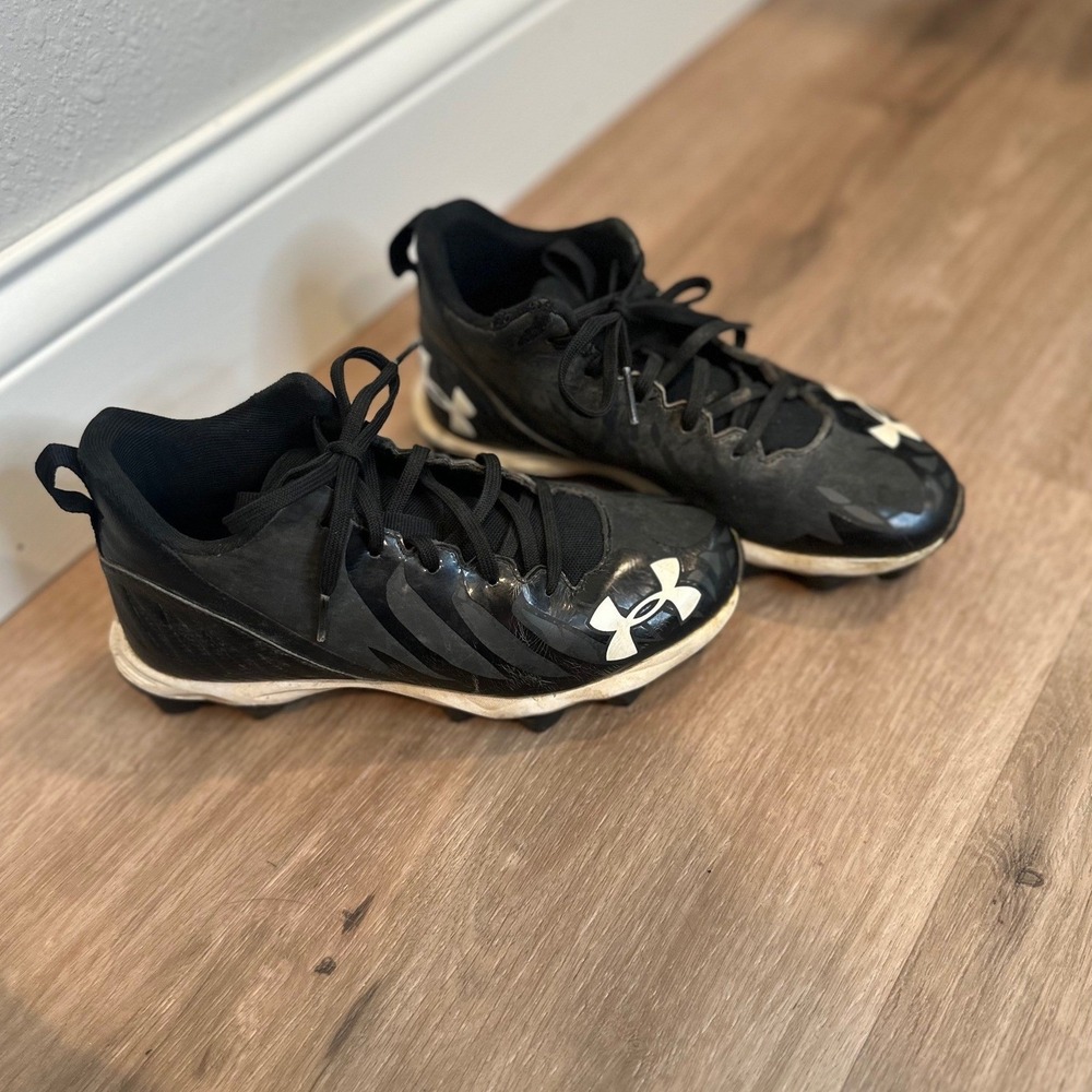 Under Armour Baseball Cleats Kids Youth 3.5 Black White Molded Athletic Sports - Picture 1 of 12